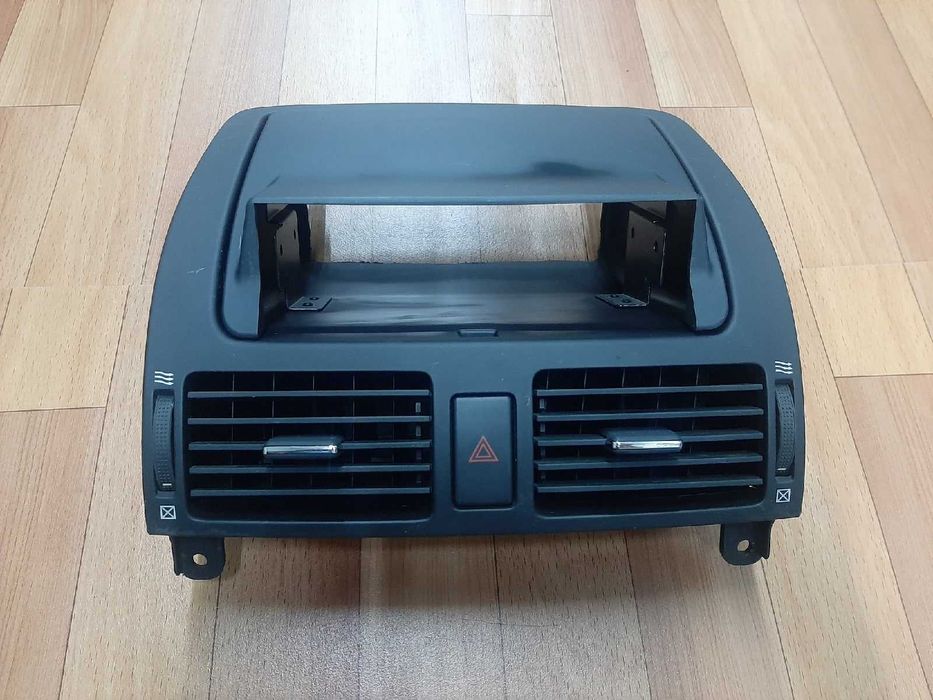 Продам Консоль магнитолы с дефлекторами Toyota Avensis 250