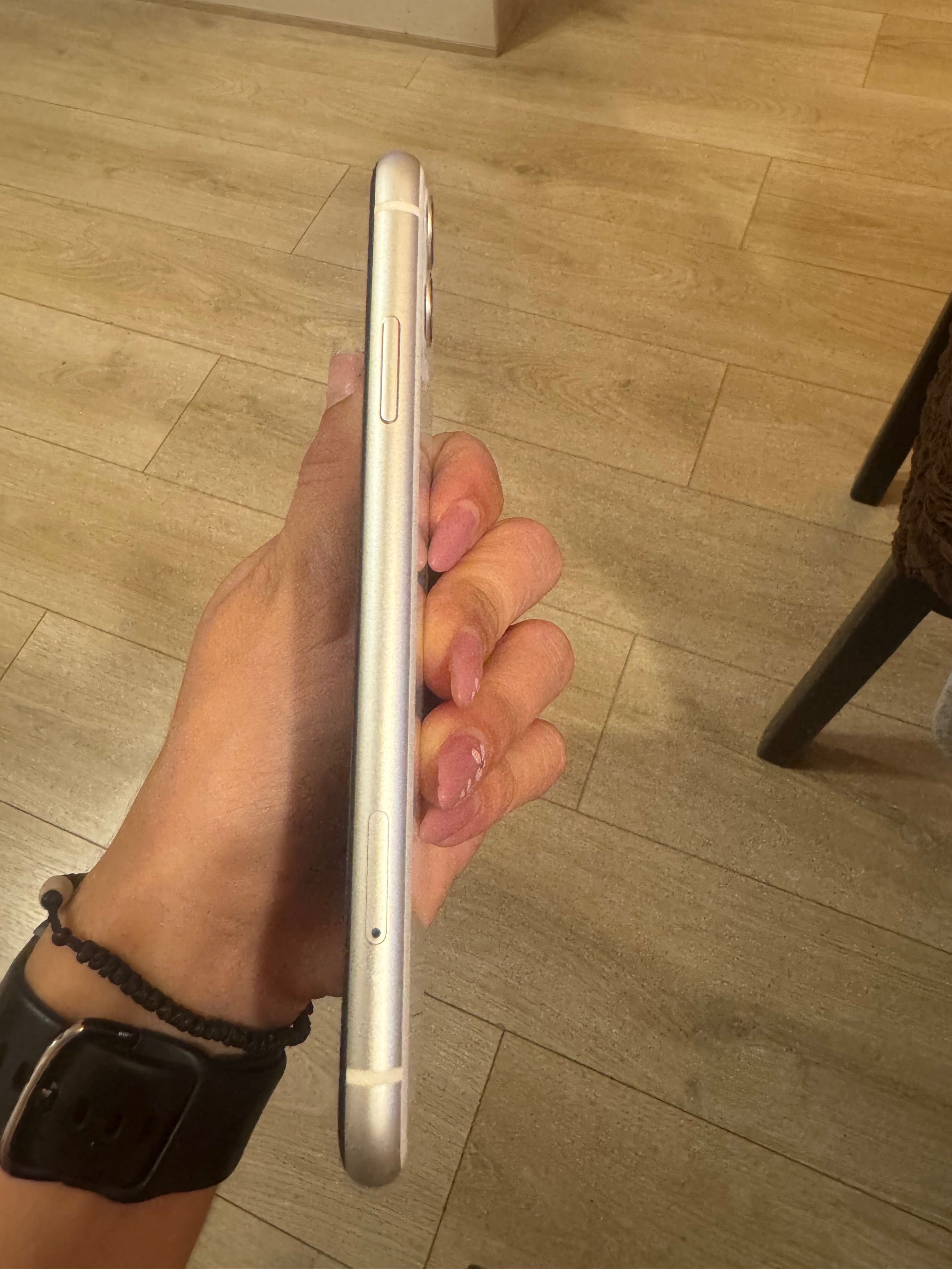 Телефон iPhone 11