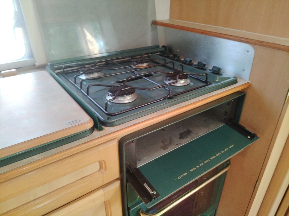 Vând rulotă cu panou solar