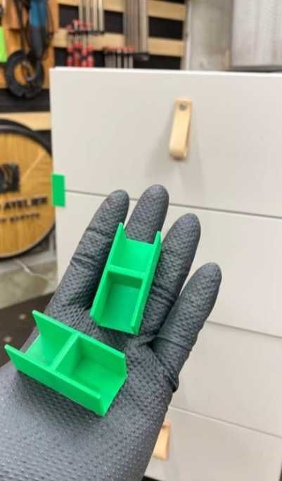 Дистанционери за монтиране чела на чекмеджета. - 2 броя 5 лева.