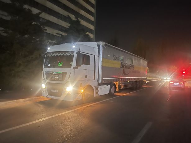 Transport marfa transport mobila ansamblu camion duba cu lift