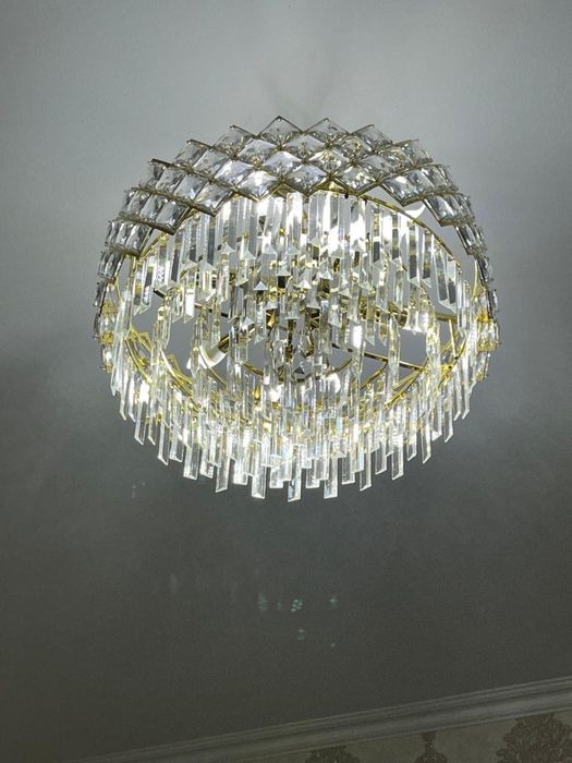 Люстра почти новая. Продается в связи с перездом. Красивая, модель 202