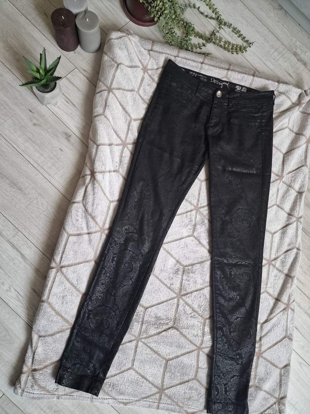 Pantaloni Desigual marimea 28 culoare negru