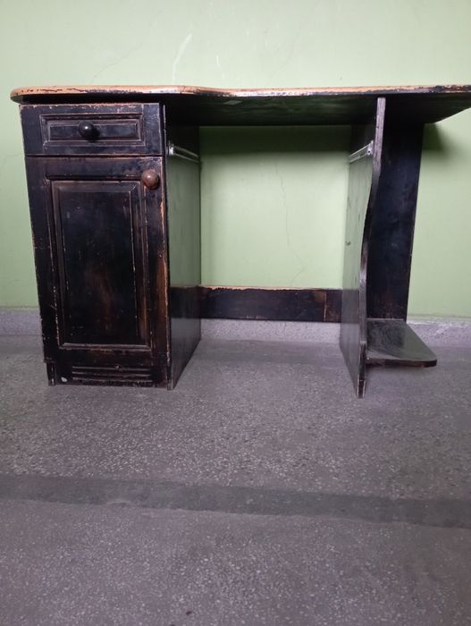 Масивно бюро от чам