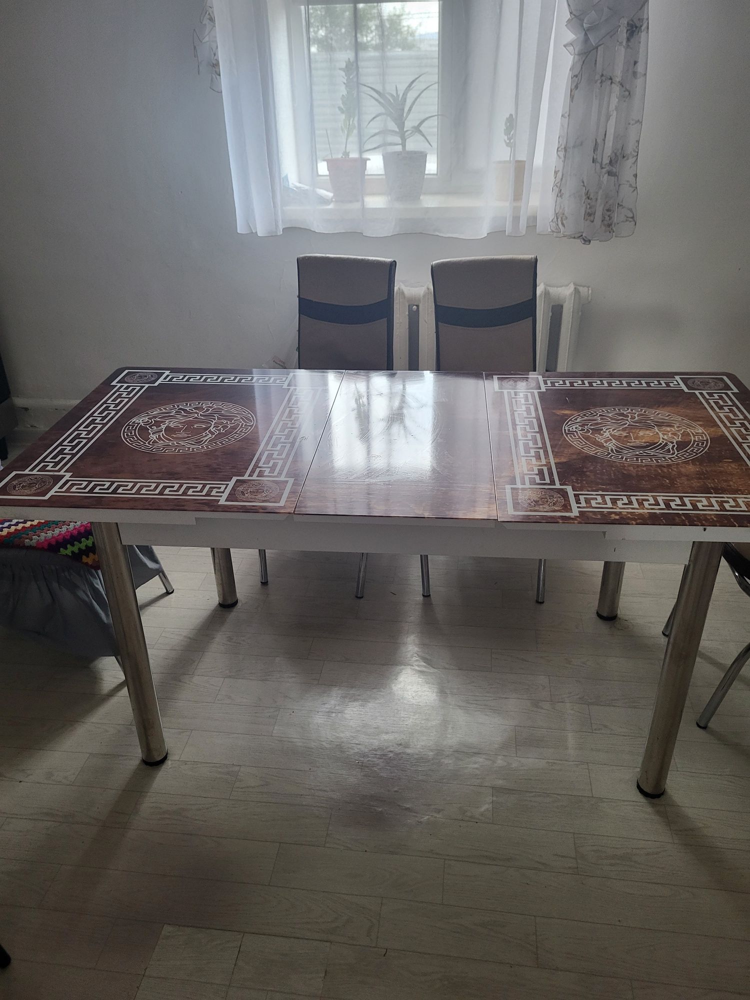 Стол со стульями