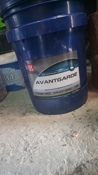 Минеральное моторное масло LUKOIL AVANTGARDE 15W-40.