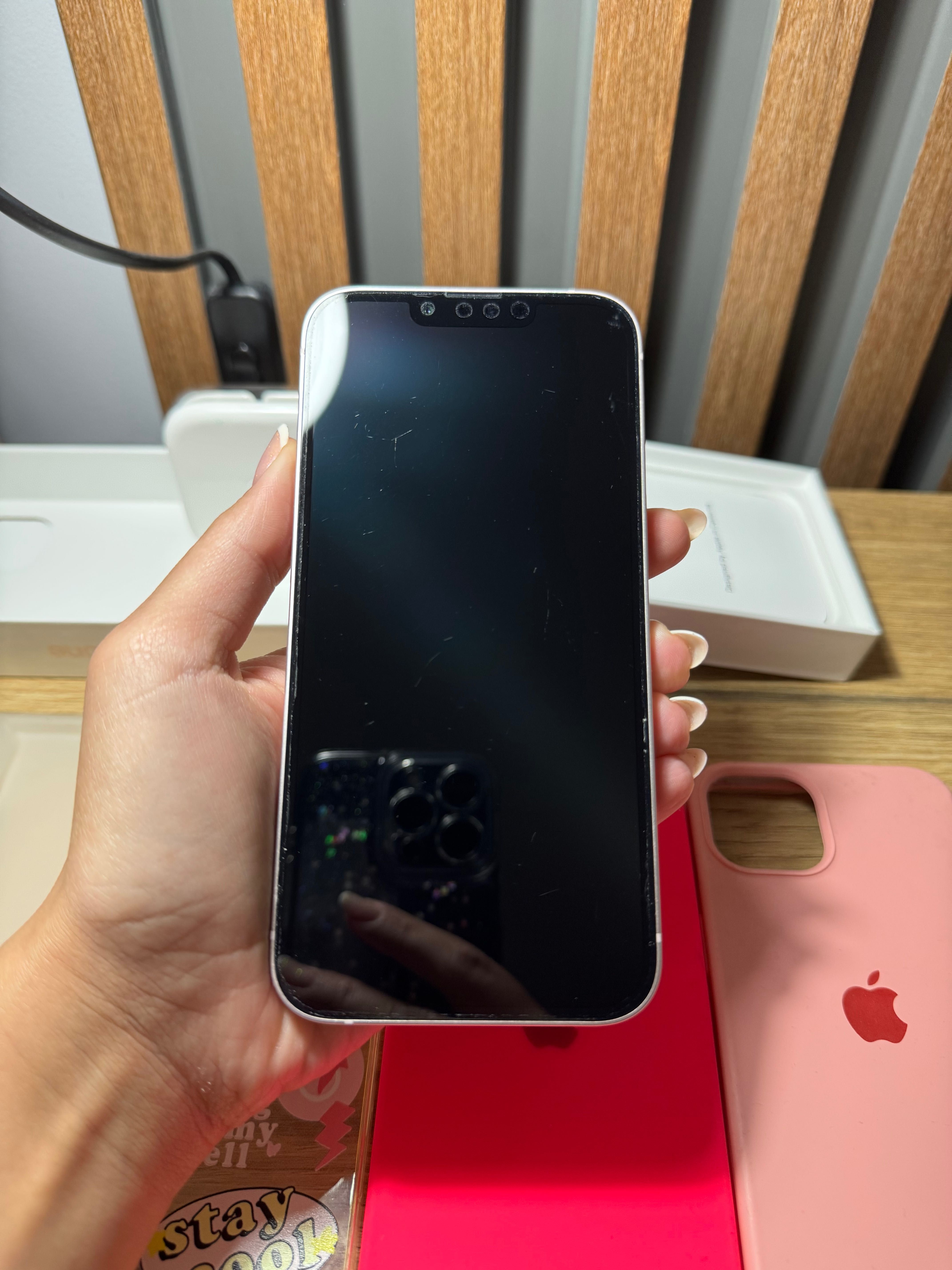 Iphone 13, 128 gb, ползван е около 2 години. Минимални забележки