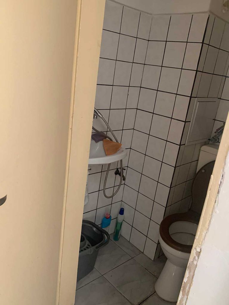 Дава се под наем Магазин в Бургас, Център - 35 кв.м за 76.5 € - Снимка #5