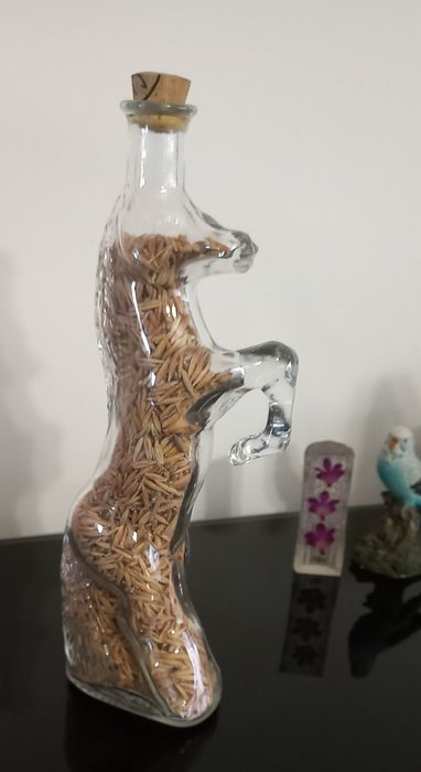 Тематическая стеклянная статуэтка заполненная пшеницей