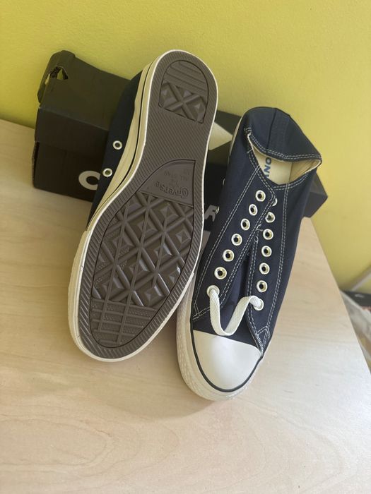 Teniși Converse All Star,negrii nr 44,sunt noi cu șireturi albe 250lei