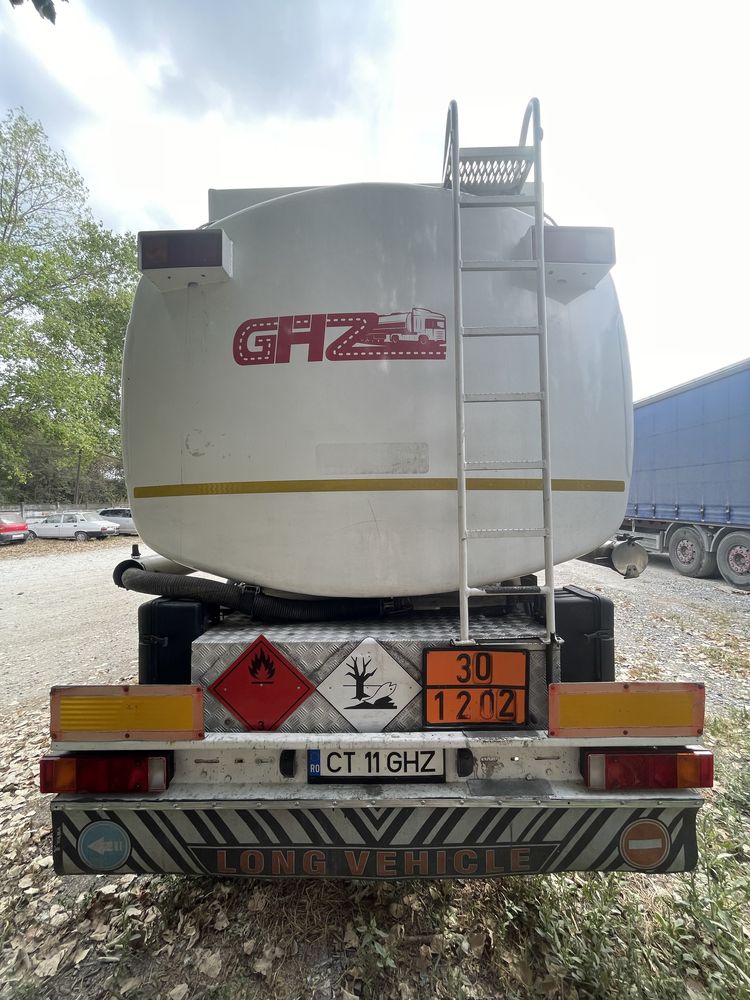 Ansamblu ADR (cap tractor Daf + semiremorcă Schrader)