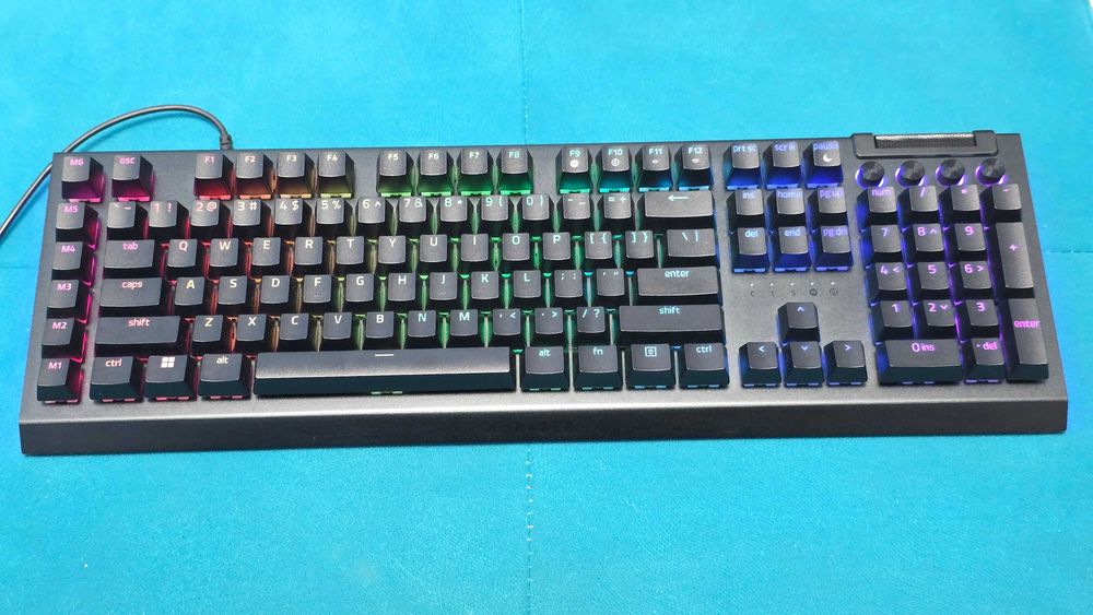 Vand Tastatura Razer Blackwidow V4 !!