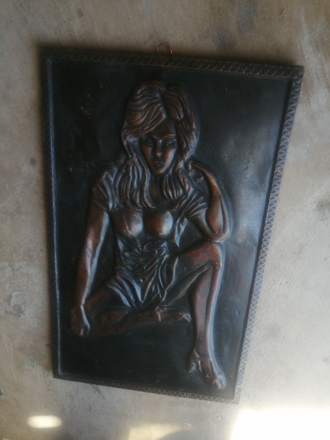 Portret femeie din cupru vechi
