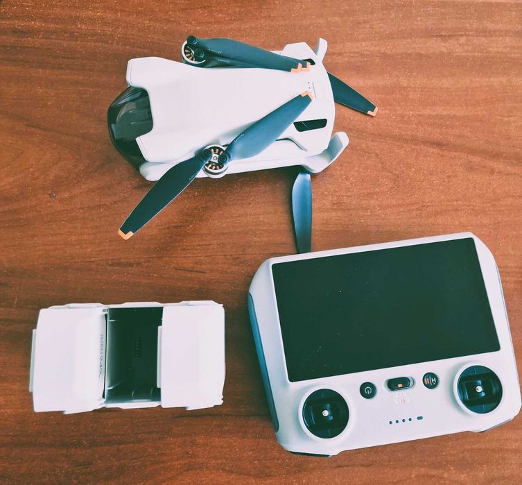 Drona DJI Mini 3 Pro  - Pachet Fly More 3 Baterii & Geantă - IMPECABIL