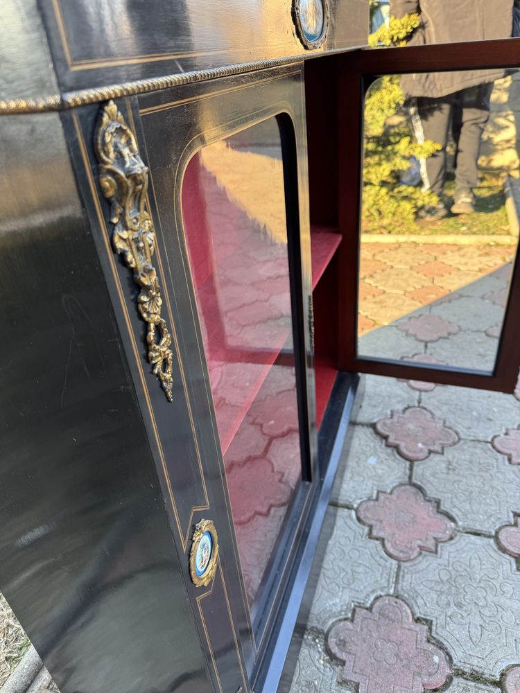 Comoda/vitrina stil napoleon III cu detalii din bronz si portelan