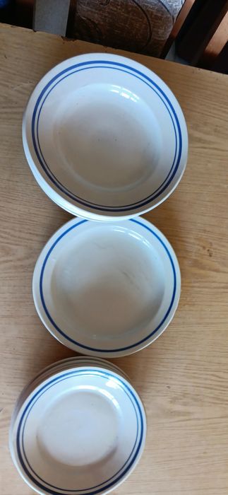 Чинии  със син кант