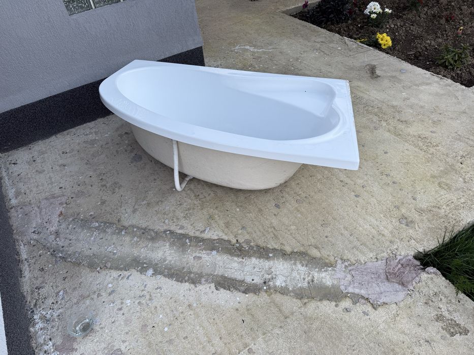 Vand cada pe colt in perfecta stare cu suporti si laterala