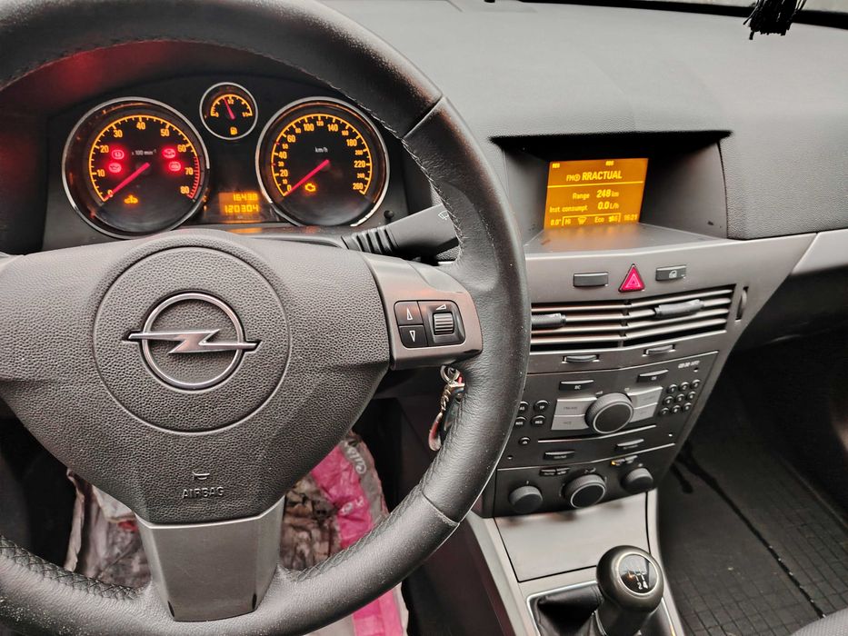 Se vinde Opel Astra H. An 2008, Pret 2300E.
