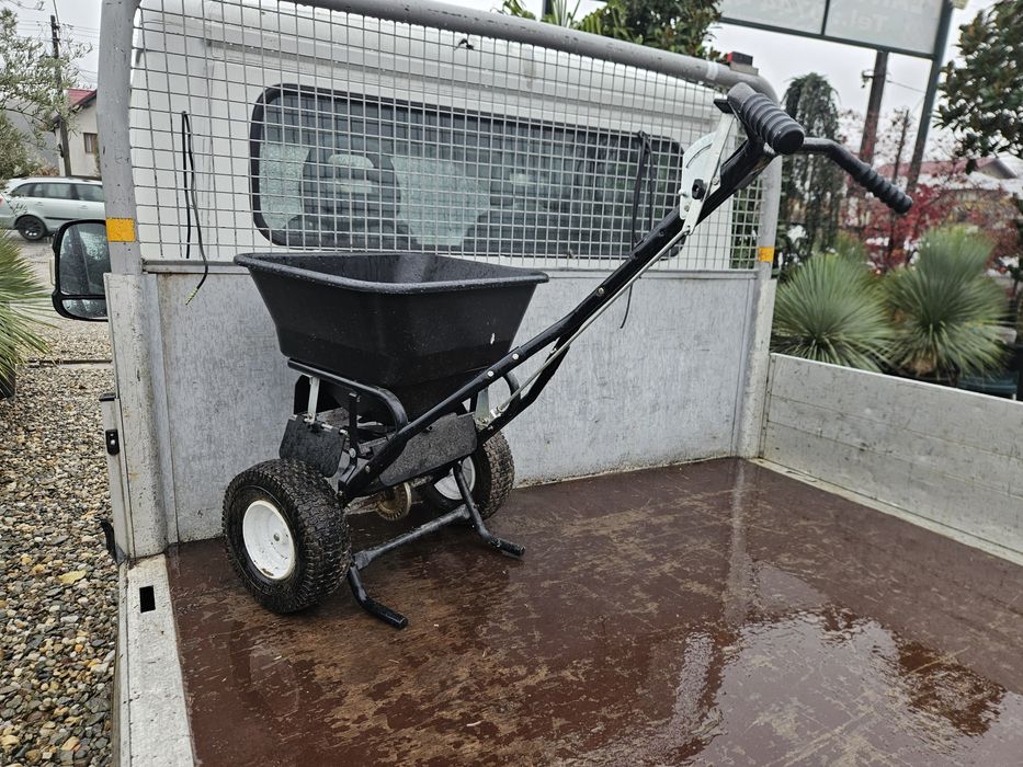 Masina imprastiat ingrasaminte gazon