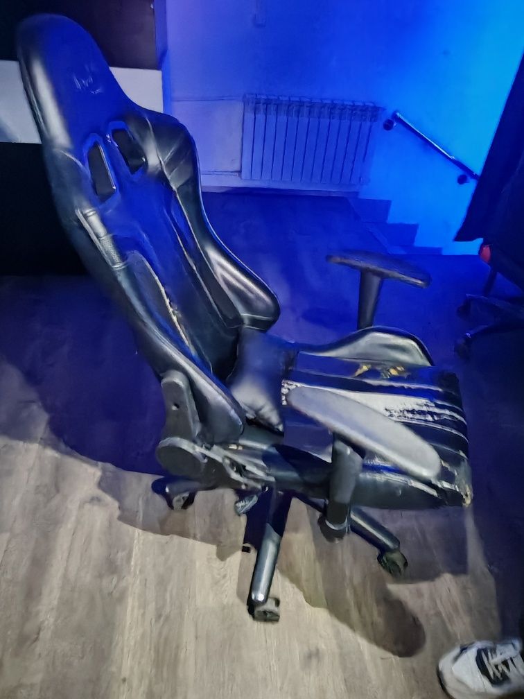 Продается игровое кресло