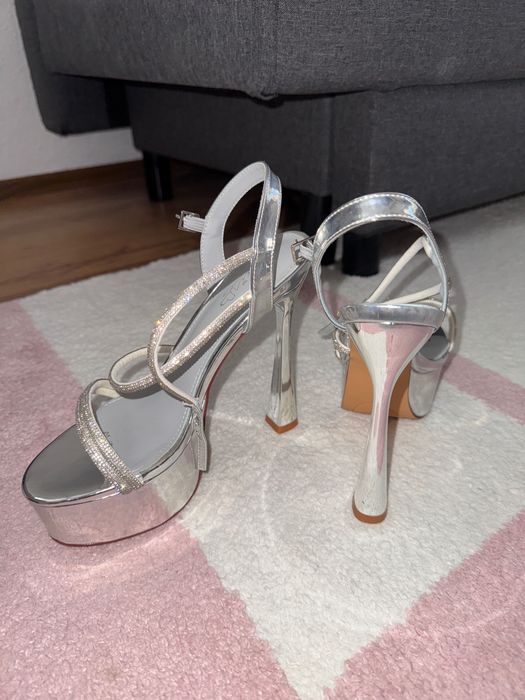 Високи токчета сребристи