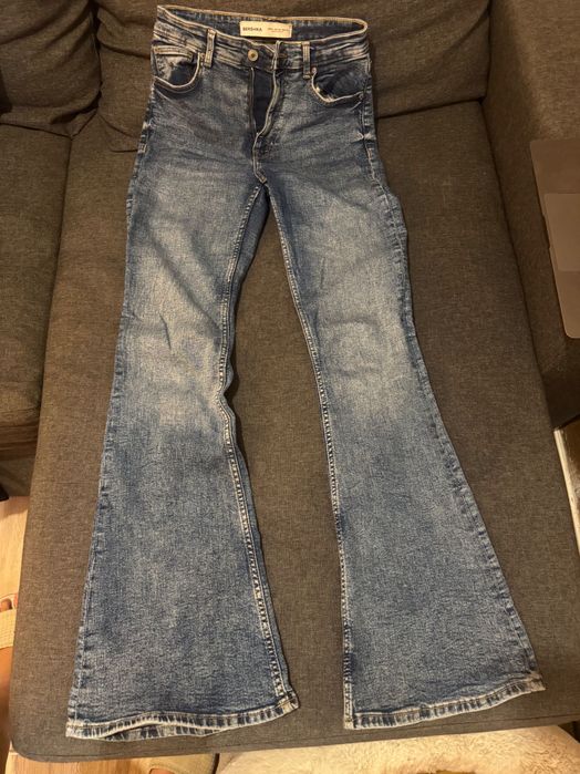 Blugi evazati cu talie inalta