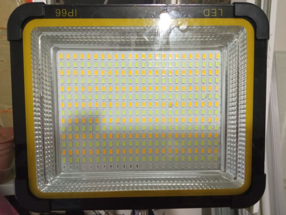 Күн сәулесі мен қуаттанатын фонар