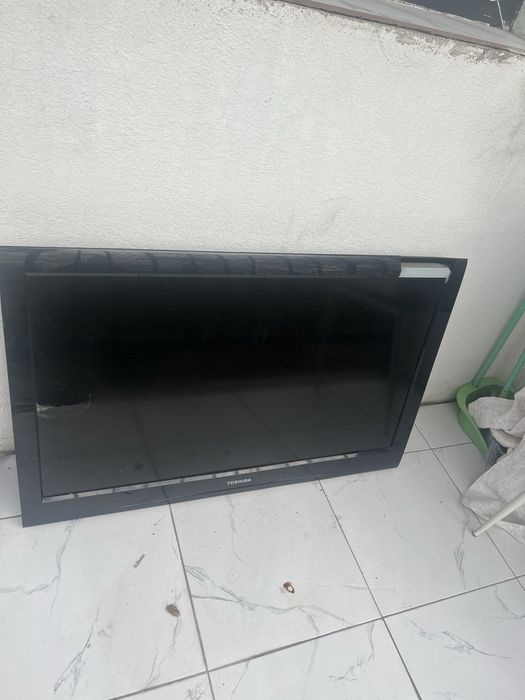 Продам телевизор на запчасти