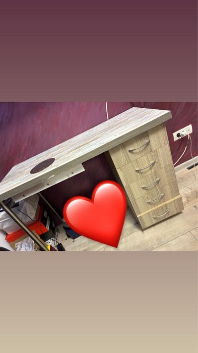 Masă de manichiură cu aspirator încorporat