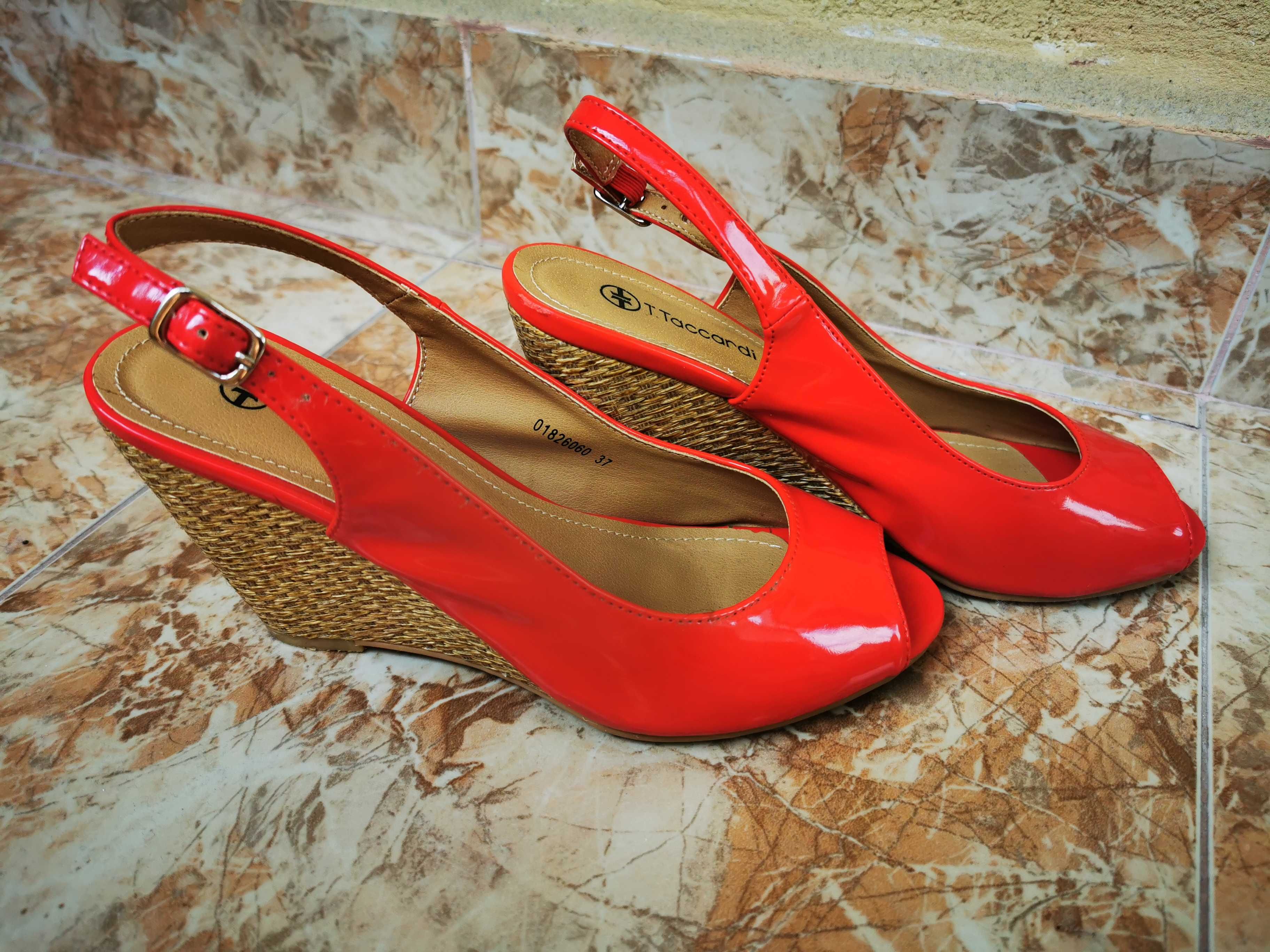 Sandale roșii cu platforma