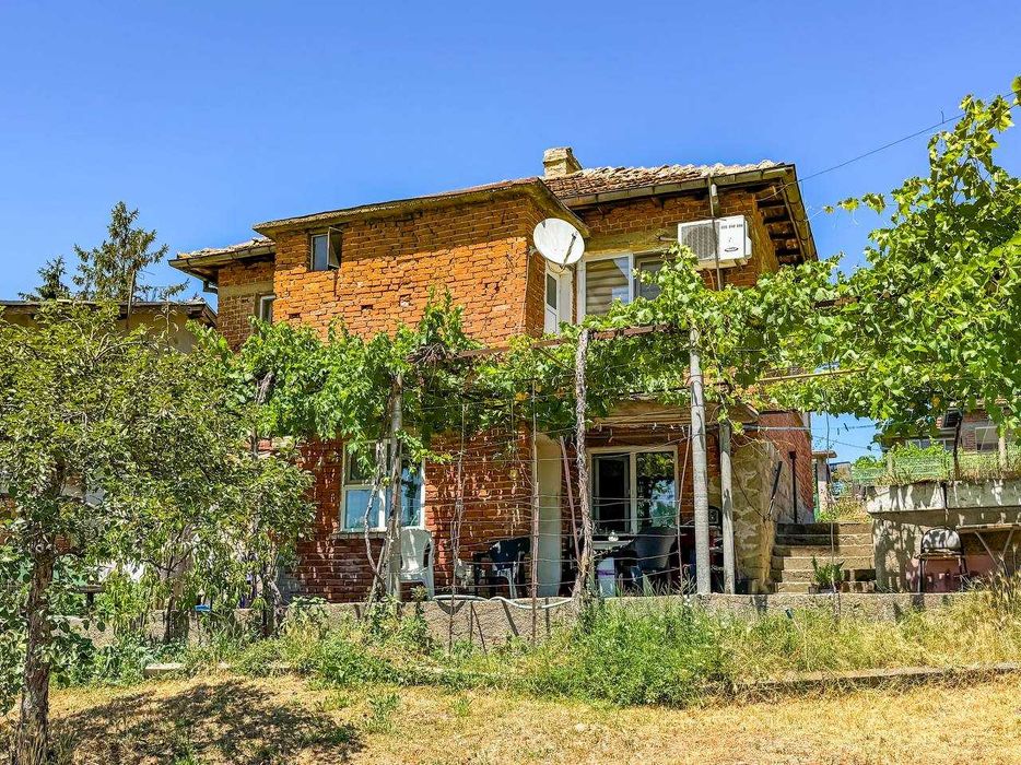 Двуетажна къща с двор в центъра на град Средец, област Бургас