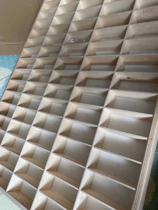 Нов, дефектен Дървен рафт за съхранение на колички - 90 отделения