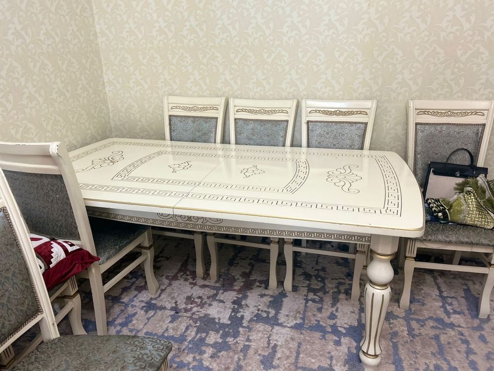 Продается Стол и стулья