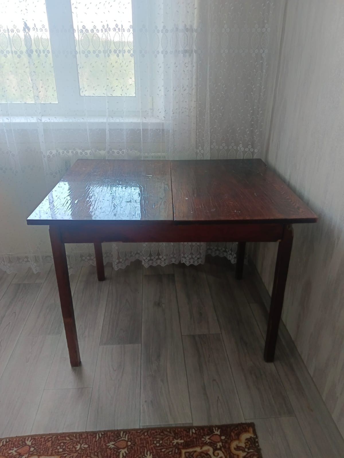 Стол лакированный+ табуретки