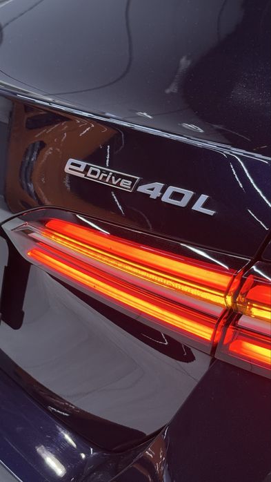 BMW i5 e-Drive.  713 km. 40 L