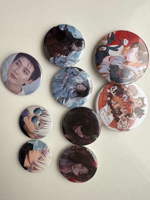 Разные б/у значки.На любой вкус аниме, книги лакорны