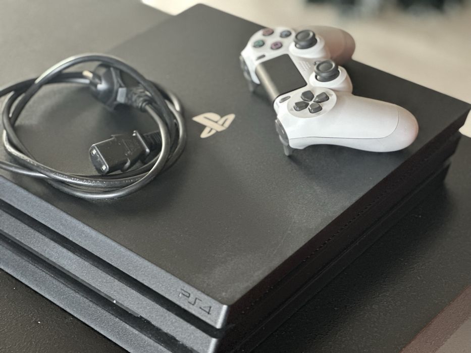 PlayStation 4 PRO 1TB + JoyStick + 3 Игри + Кабели