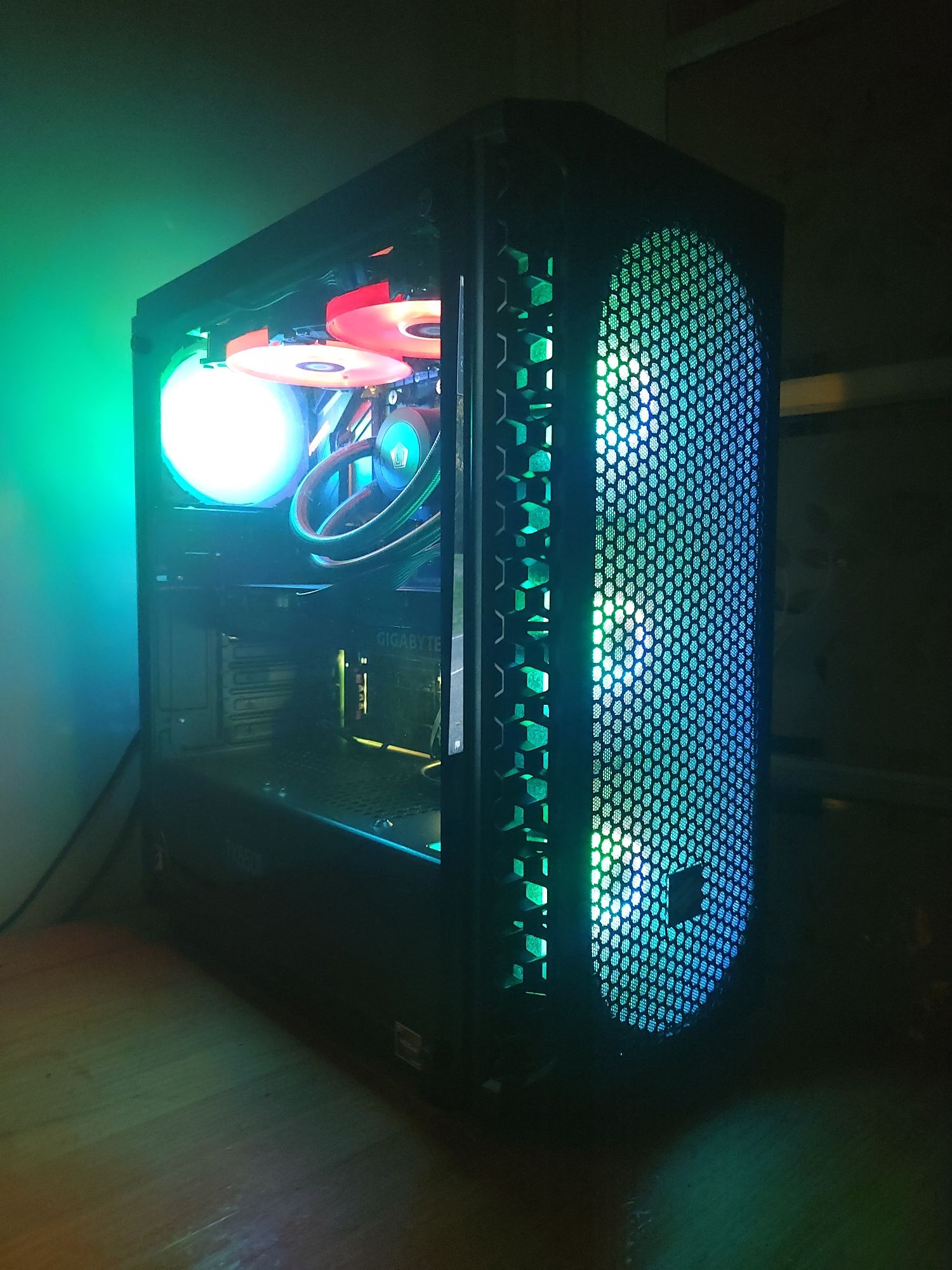 Vând Pc gaming făcut pe piese