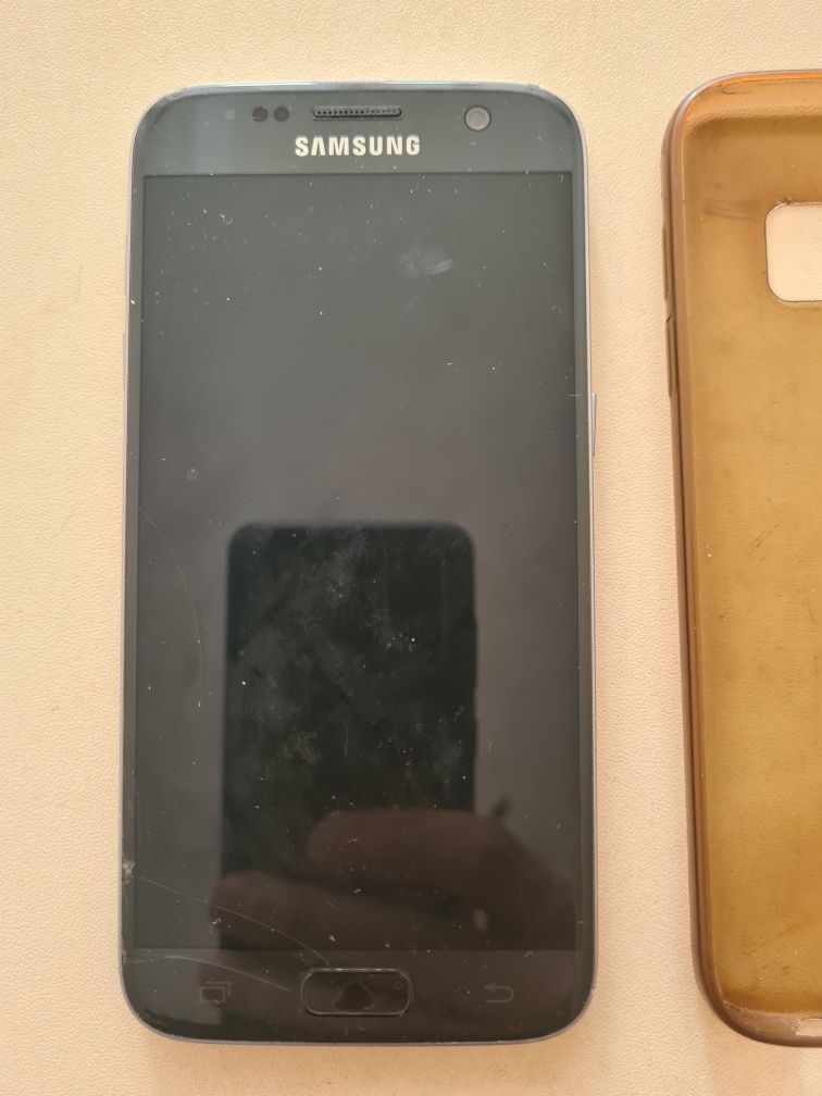 Samsung Galaxy S7 и кнопочный телефон
