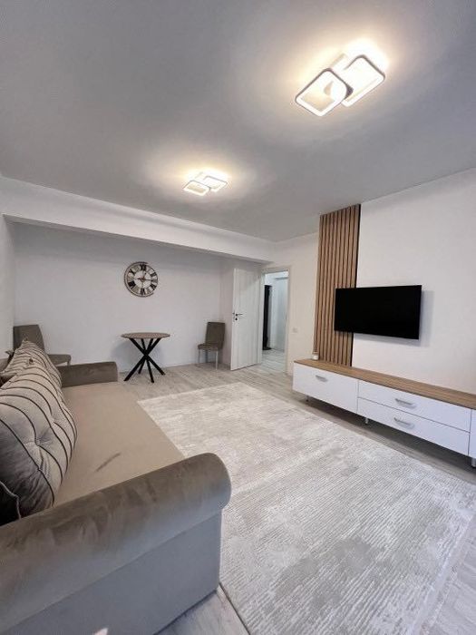 Închiriez apartament cu 2 camere