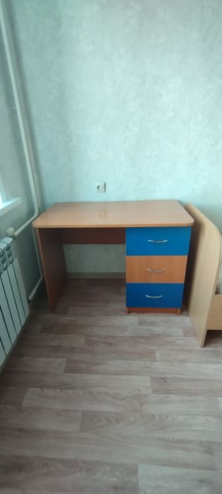 Продам 2 письменных стола
