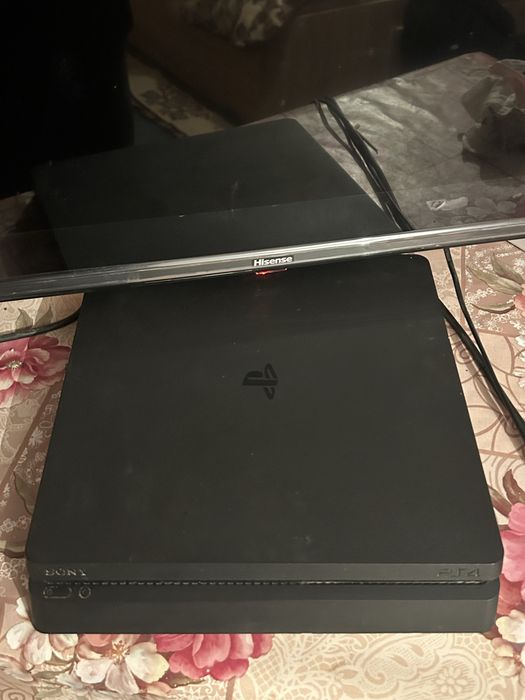 Vand playstation4 cu 2 manete si 9 jocuri