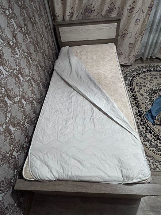 Продаю односпальную кровать с удобным матрасом.
Размер подходит как дл