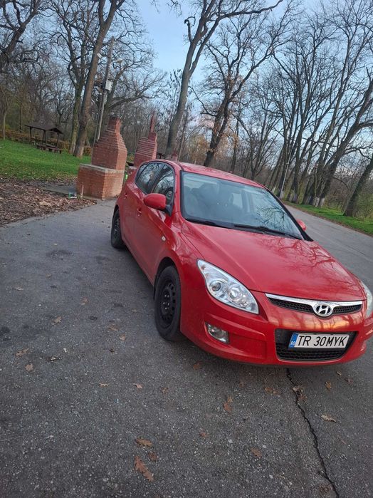 Vând hyndai i30.