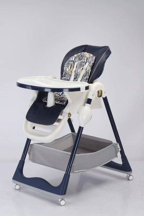 Детский стульчик для кормления компактно складывается