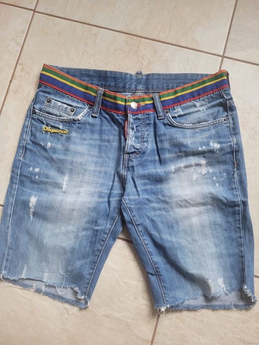 Vând blugi scurti Dsquared