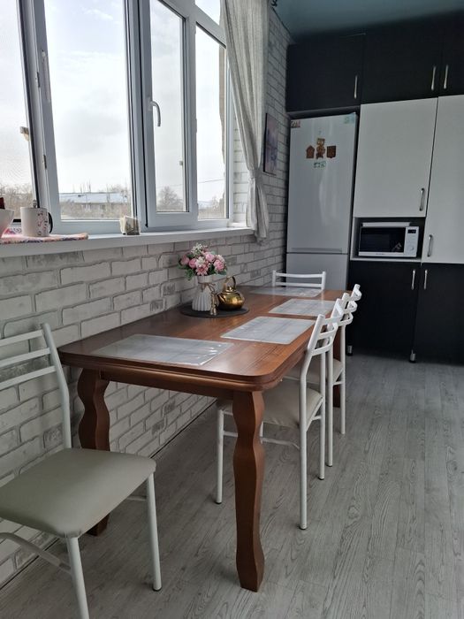 Кухонный стол и 6 стульев