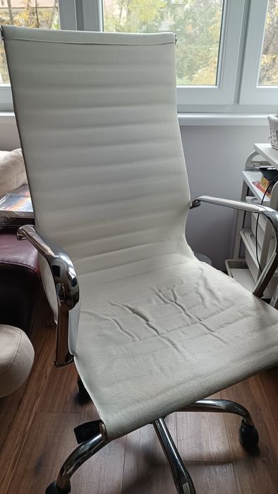 Бял офис стол за бюро с падащ механизъм