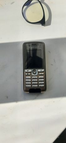 "Sony Ericsson" antikvar, quvvatlagichi bor xolati a'lo