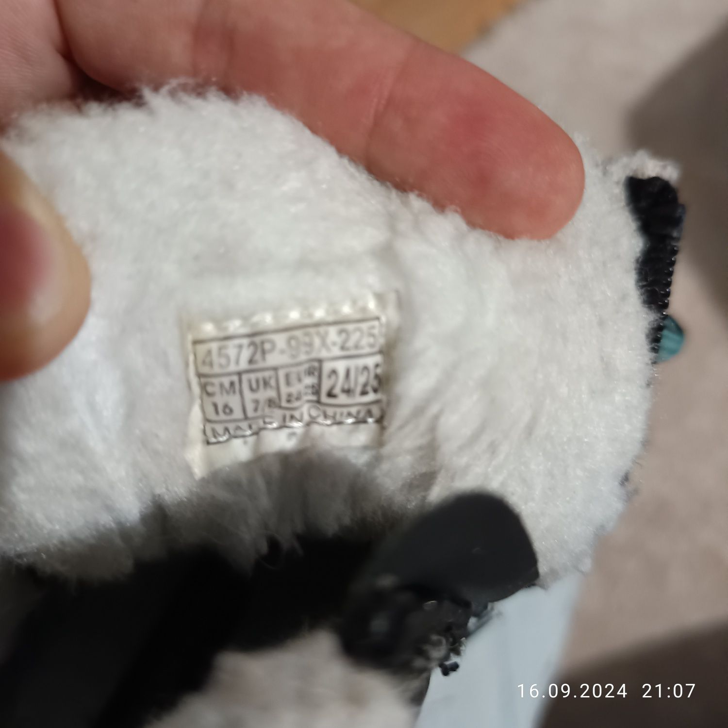 Два  броя пантофи и зимни обувки 25 номер